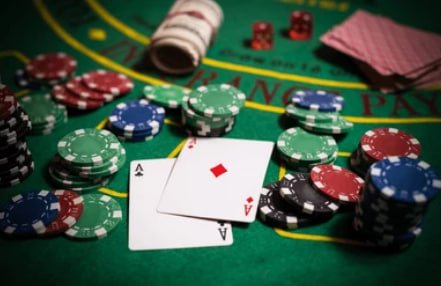 Pengguna melakukan pengisian pulsa lewat perangkat mobile untuk akses hiburan kaisarjp